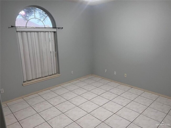 Building Photo - 10 Selena St