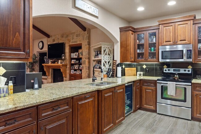 Building Photo - 785 Lake Forest