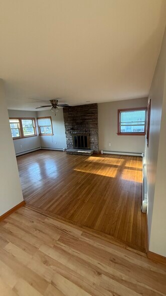 Living room - 41 Lakeview Pl