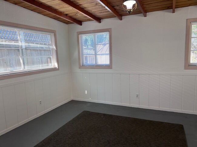Building Photo - 1655 Catherine St
