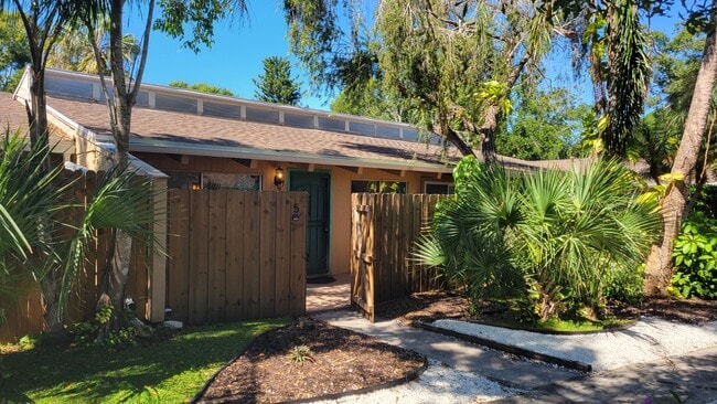 Primary Photo - Annual UNfurnished renovated 2/1 condo dow...