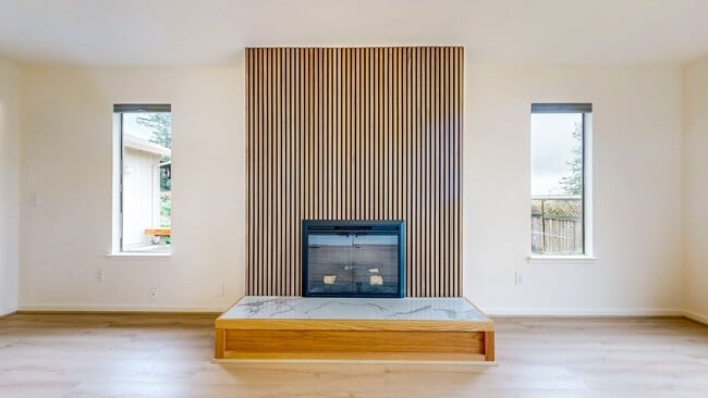 Building Photo - Bright and Beautiful 4 bedroom 2.5 Bath with large enclosed back yard and close proximity to Mari...