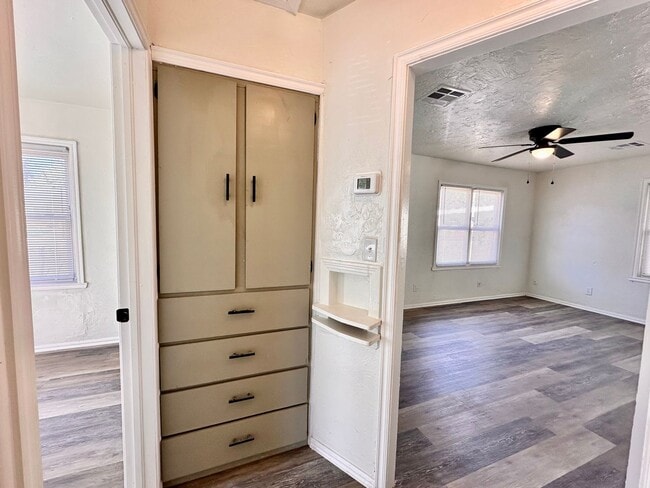 Building Photo - Newly Remodeled Home with Move-In Special!