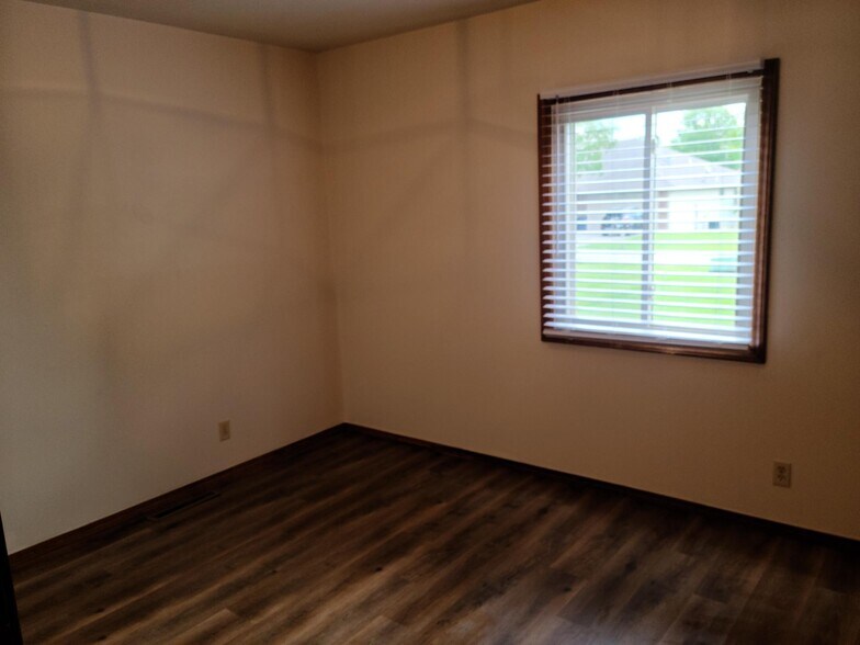 Building Photo - 653 Pine Ridge St