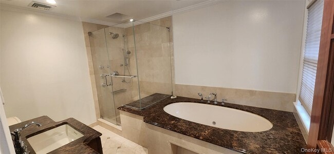 Building Photo - 1524 Express Dr S