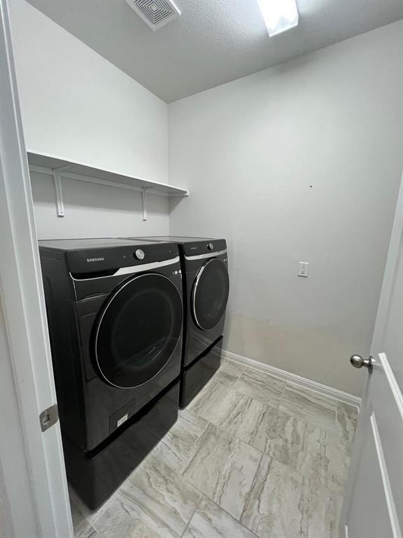 Building Photo - 528 Elm Green St