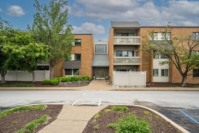 Building Photo - Two Bedroom, 2 Bath Creve Coeur Condo