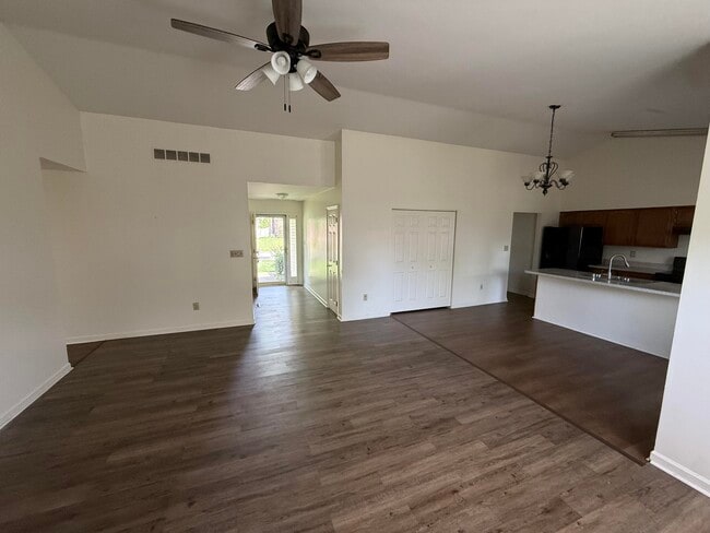 Building Photo - 390 Retrac Rd