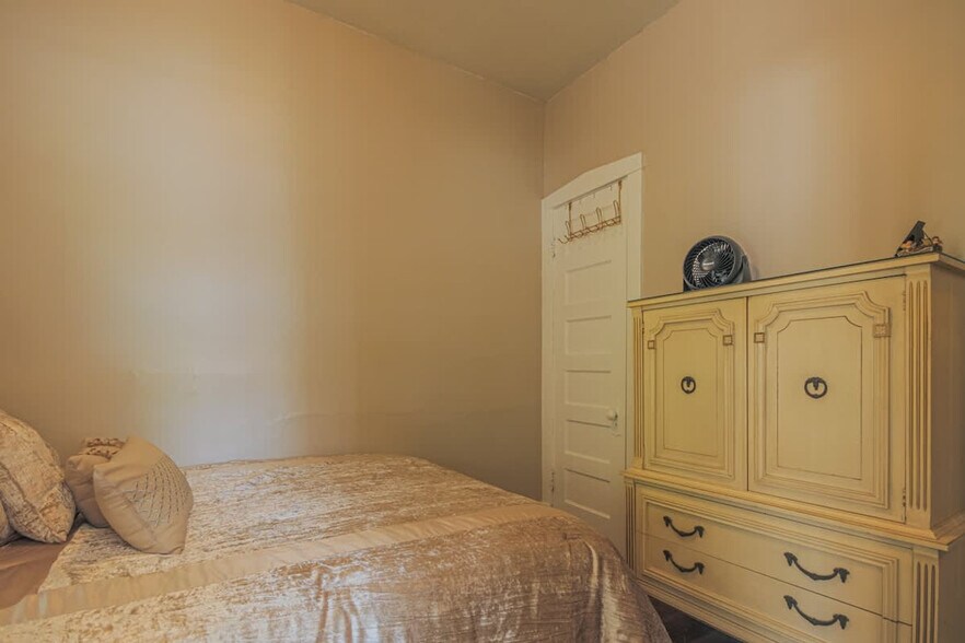 Building Photo - 839 Dunlop Ave