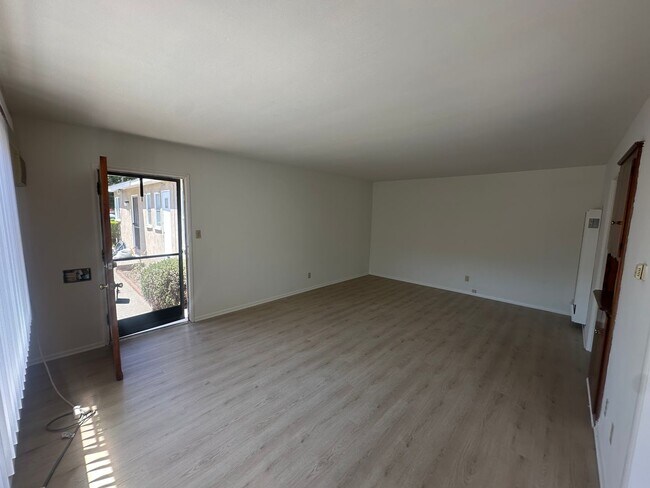 Building Photo - 113-115 W Rosslynn Ave