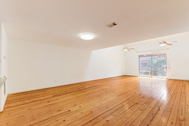 Building Photo - Modern Townhome In The Heart Of Midtown!