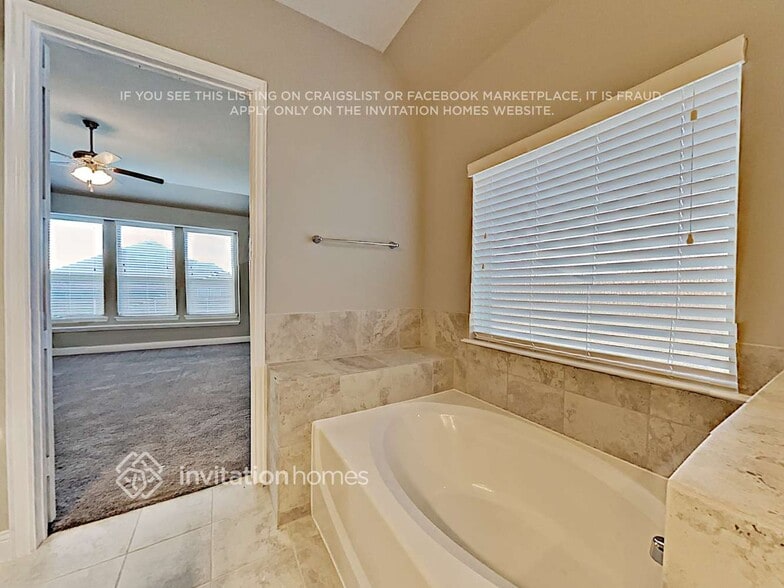 Building Photo - 15041 Belclaire Ave