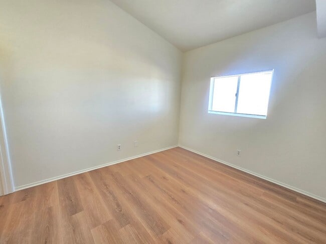 Building Photo - Upstairs/ Spacious/ 2 bedrooms / 2 bathrooms