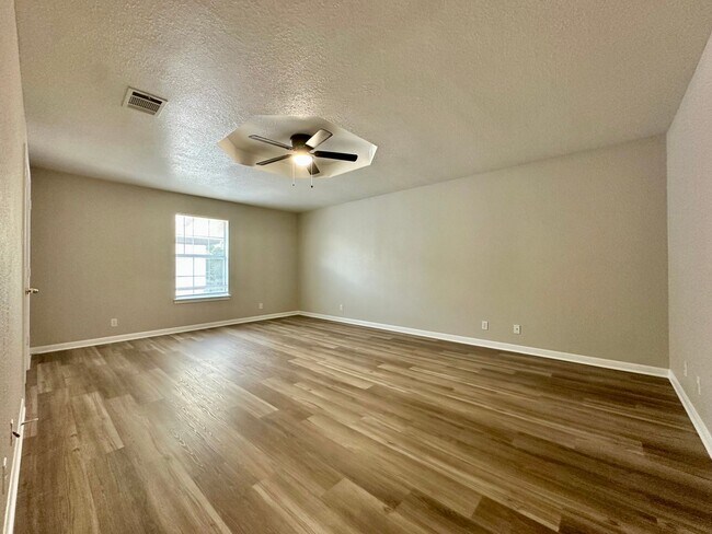 Building Photo - Spacious Newly Renovated 4/2 Walking Distance to Campus & Minutes from Downtown!