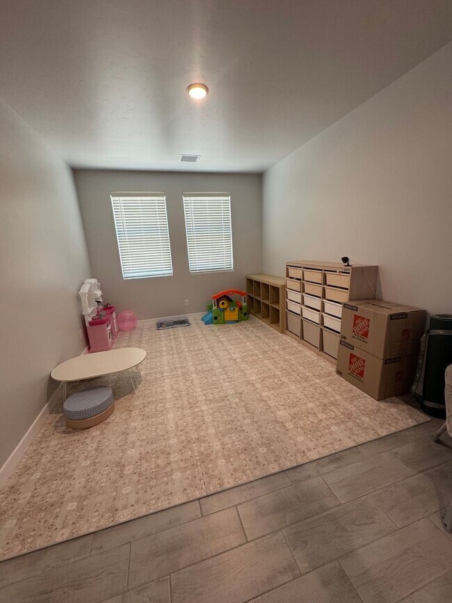 Building Photo - Gorgeous 4 bedroom plus office