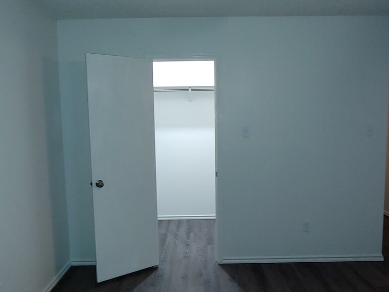 Master bedroom closet. - 6466 Beech Trail Dr