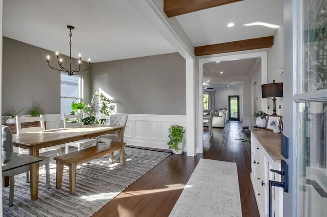 Building Photo - 647 Sire Ave