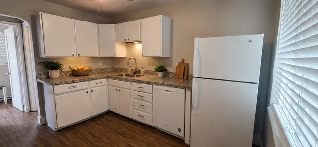 Building Photo - 1 Bed 1 Bath Main Level (no neighbors above or below) Apartment within Walking Distance to Whole ...