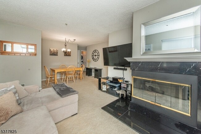 Building Photo - This charming 1st fl condo offers a cozy &...