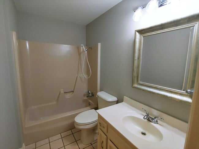 Building Photo - 5 Hickory Ln