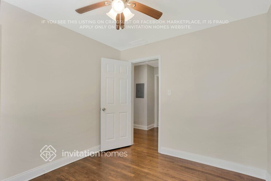 Building Photo - 2805 Mitchell Dr