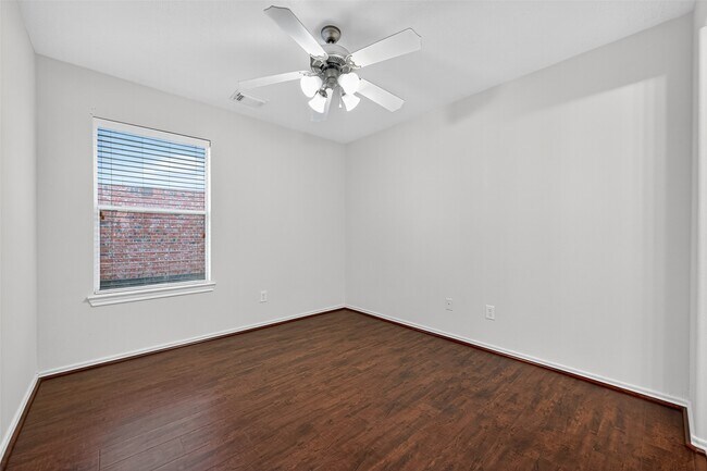Building Photo - 6927 Great Oaks Shadow Dr
