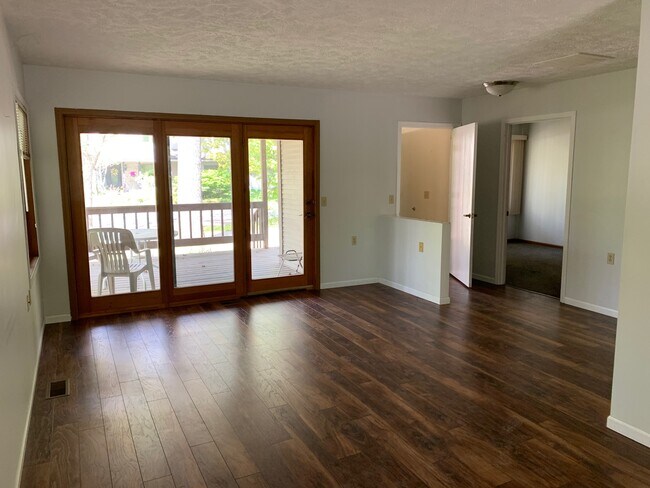 Building Photo - 1002 Webster St