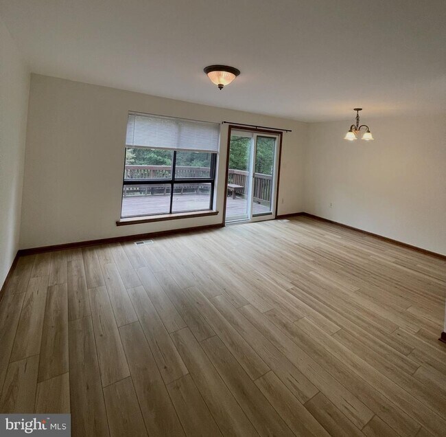Building Photo - 5 Briardale Ct