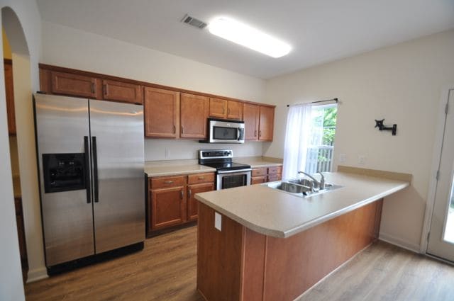 Kitchen - 553 Rosedale Ave