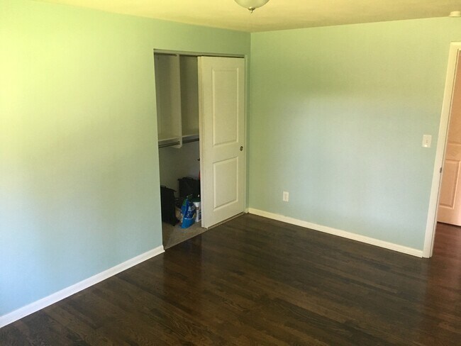 Building Photo - Rambler with Basement