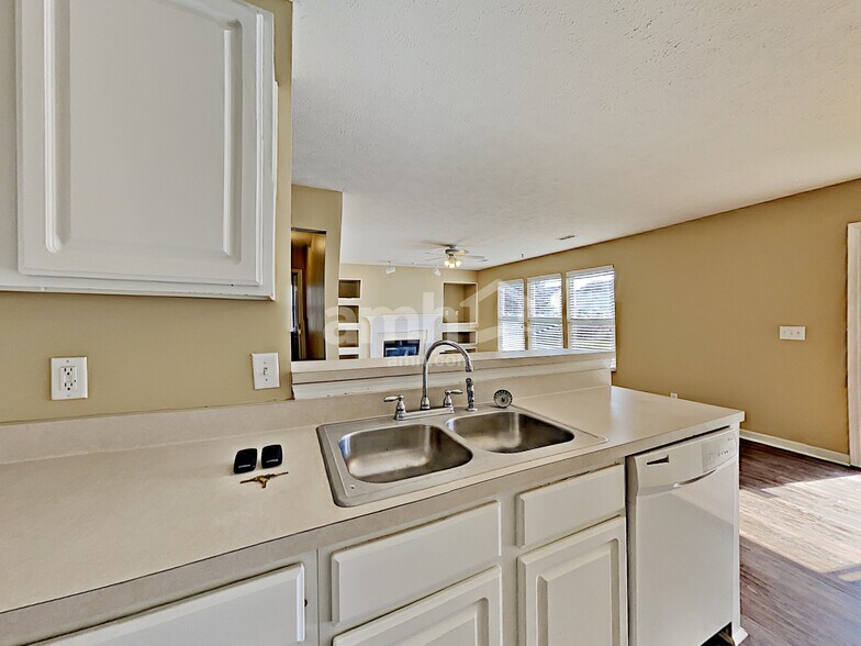 Building Photo - 4060 Longfellow Dr