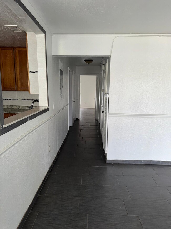 Building Photo - 4029 Versailles Dr