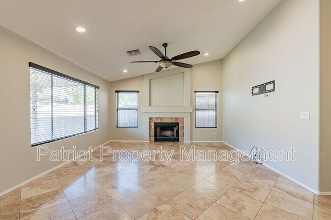 Building Photo - 4704 E Villa Maria Dr