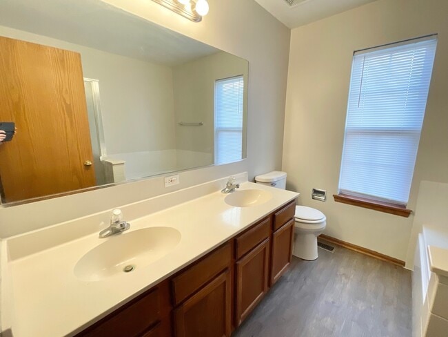 Building Photo - 1814 Van Dyke Ln