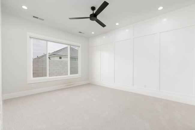 Building Photo - Stunning  4 bed | 3 bath | 3 car garage cu...