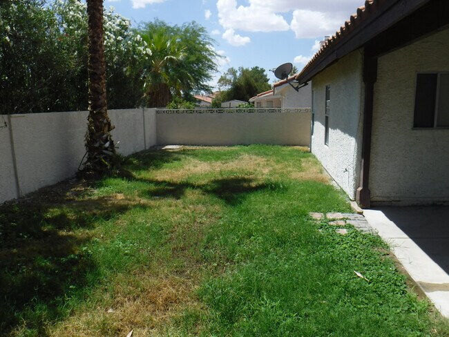 Building Photo - CUTE 2 BEDROOM/2 BATH HOME WITH FENCED IN ...