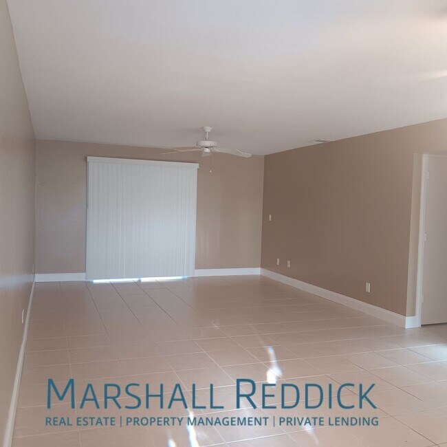 Building Photo - 2 bed 2 bath with a pool