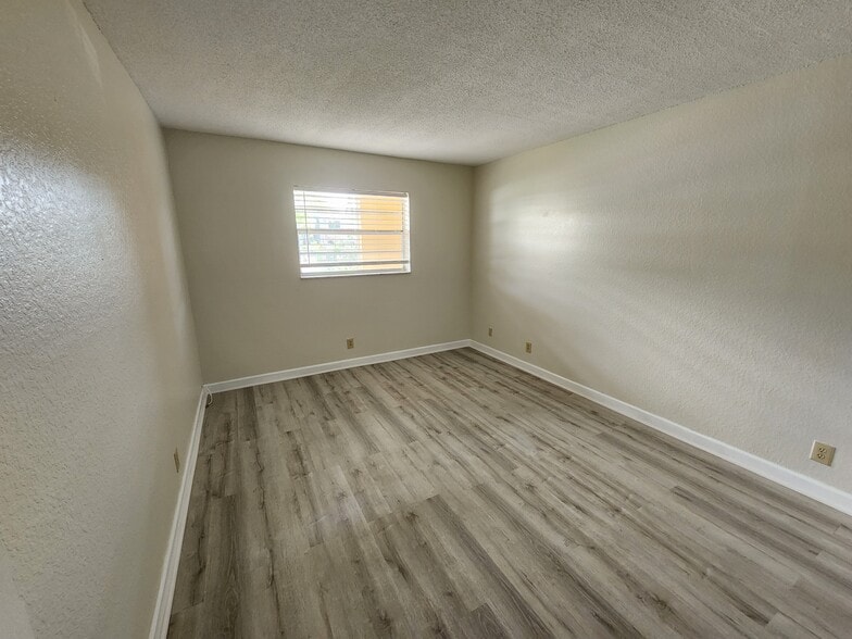 Building Photo - 2607 NE 8th Ave