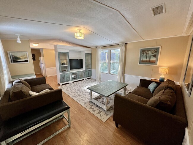 Building Photo - 50 Mandalay Dr