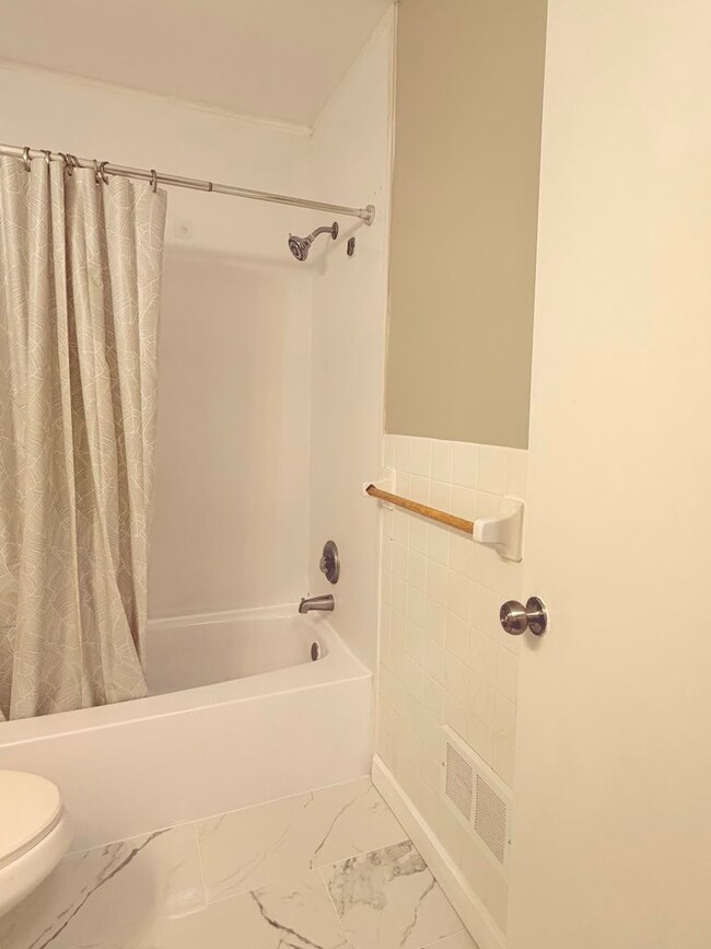 Building Photo - 3 Bedroom House