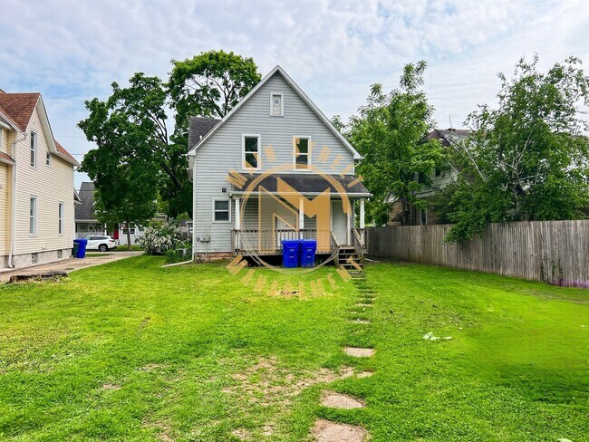Building Photo - 1116 W 8th St