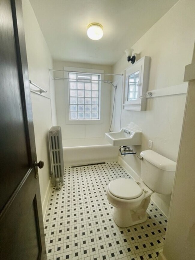 Building Photo - 303 N Quincy St
