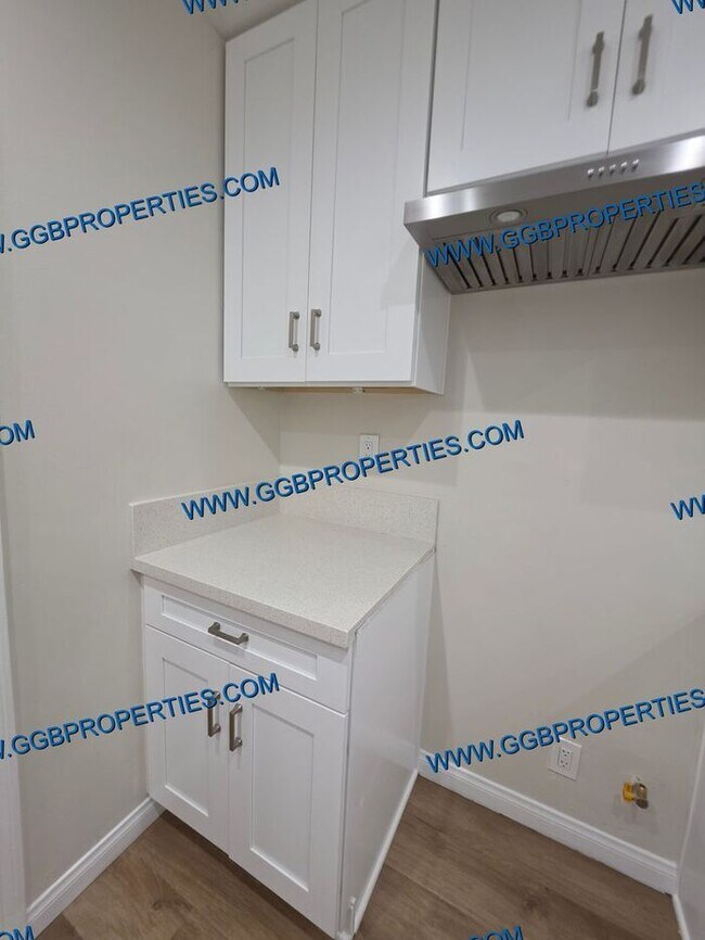 Building Photo - Gorgeous Turnkey 4 BD / 2.5 BA Home in Hawthorne
