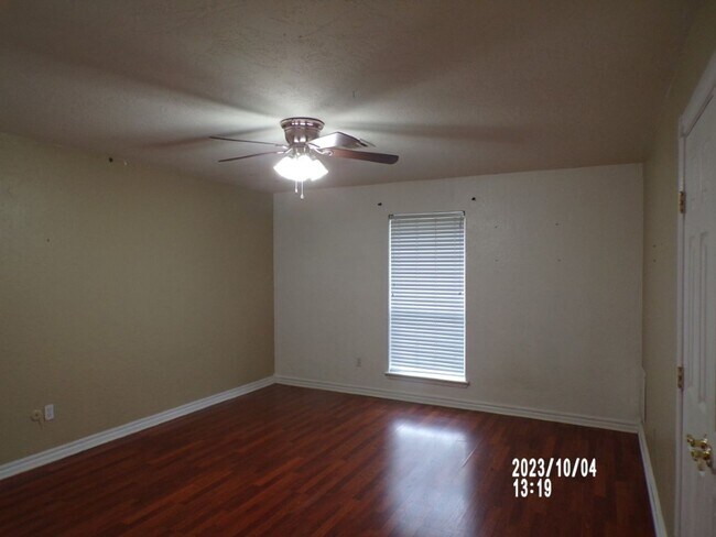 Building Photo - Large bedrooms, located on West side of town