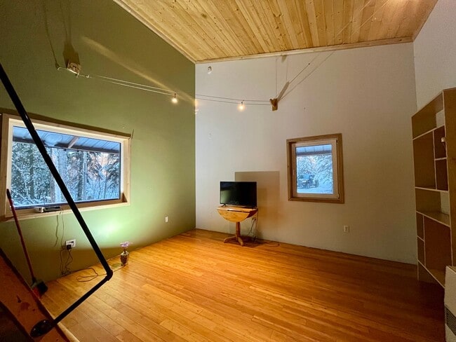 Building Photo - Cute cabin in the woods for rent