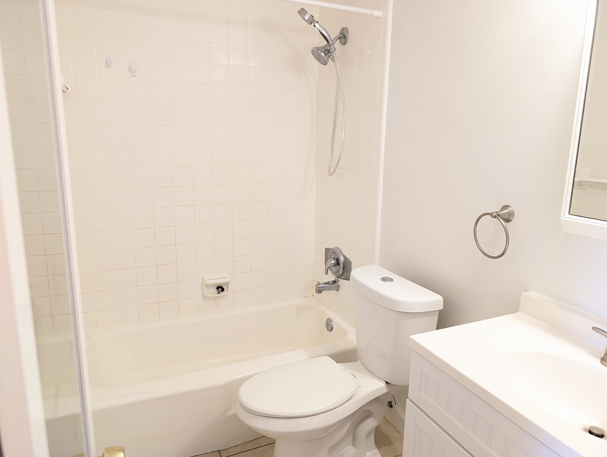 Full Bathroom - 3061 NE 49th St
