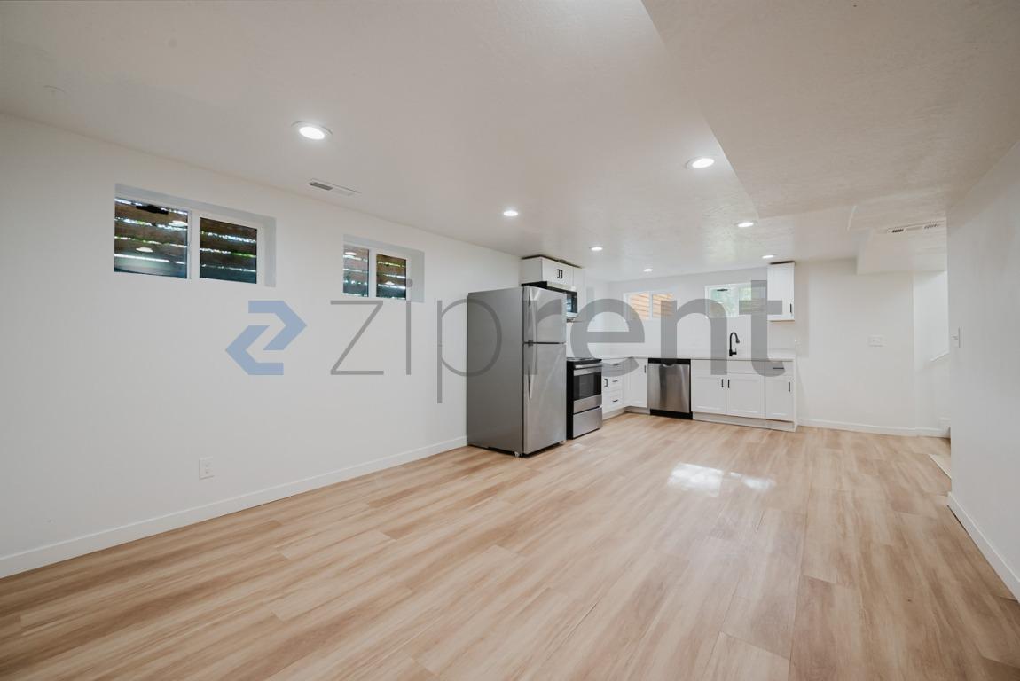 Building Photo - Unit B