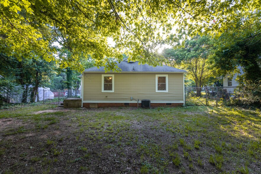 Building Photo - 2111 Highland St