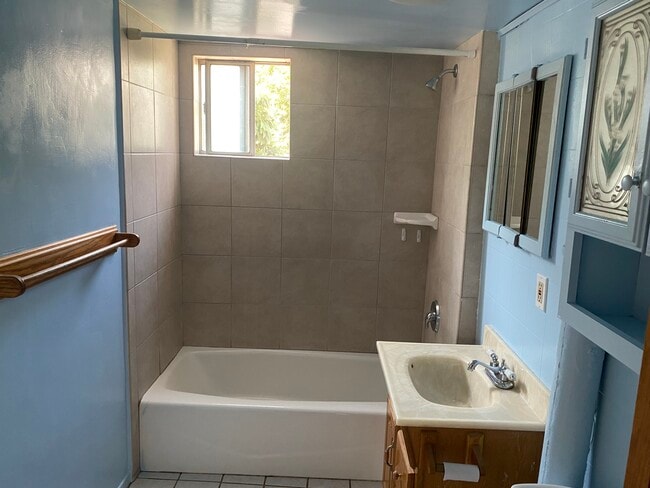 Entrance view full bath - 516 El Monte St