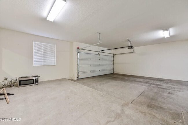 Building Photo - 8767 W Fleetwood Ln